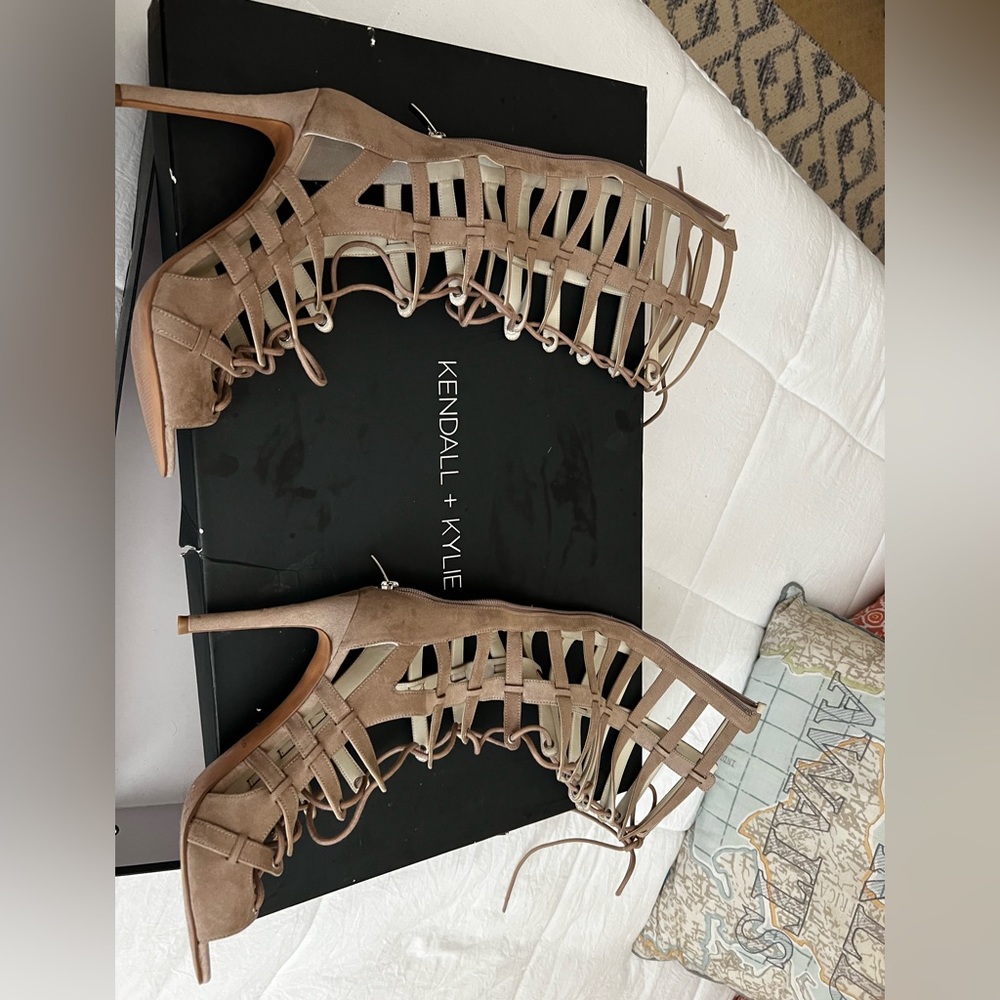 Gladiator high hill sandals size 8.5 Kendall and Kylie